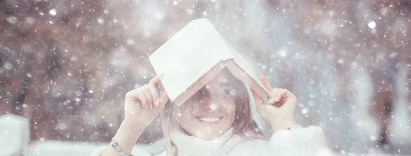 Menina Com Livro Chuva Outono Varanda Casa Retrato Sazonal Outono — Fotografia de Stock