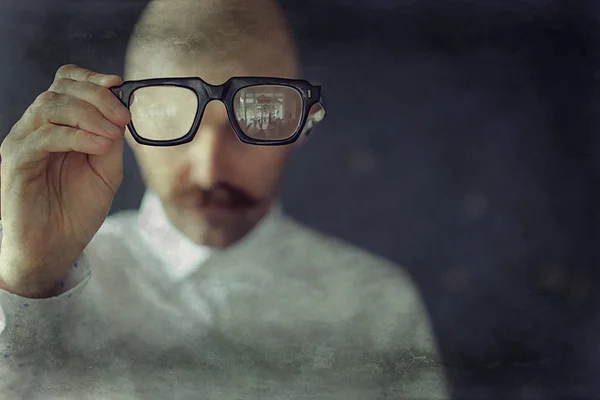 Läkare Erbjuder Glasögon Medicin Koncept Syn Man Håller Glasögon — Stockfoto
