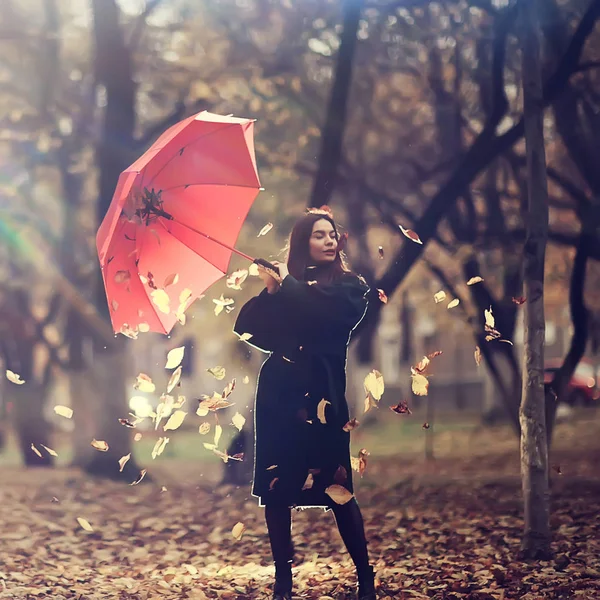 Sonbahar Güneşli Bir Gün Şemsiyeli Genç Bir Kız Ekim Ayında — Stok fotoğraf