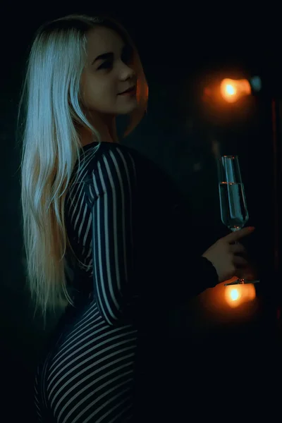 Sexy Blonde Mädchen Trinkt Champagner Aus Einem Glas Abend Glamourösen — Stockfoto