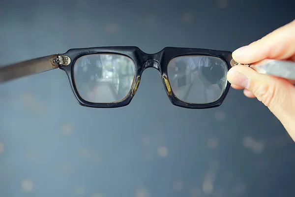 Brille Vision Konzept Mann Hält Brille Der Hand — Stockfoto