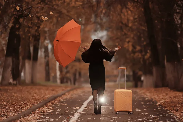 秋の夜の女性は傘を持っています 暗い都市公園で10月 傘と若い孤独なモデル — ストック写真