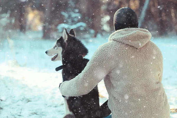 Mann Und Hund Sitzen Mit Dem Rücken Zum Rahmen Das — Stockfoto