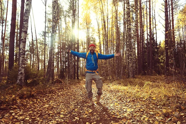 Siga Uma Caminhada Homem Convida Você Para Uma Caminhada Floresta — Fotografia de Stock