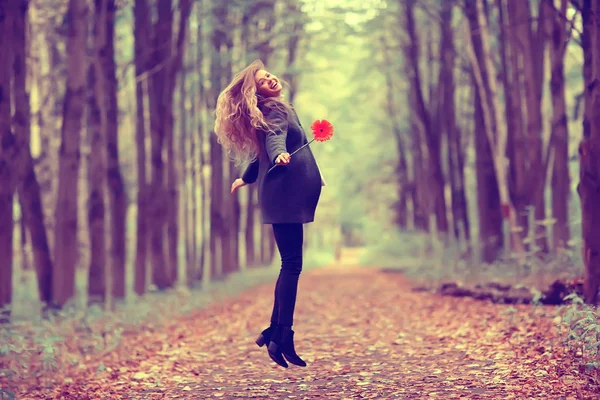 Portrait Automne Une Belle Blonde Une Fleur Modèle Pose Sourire — Photo