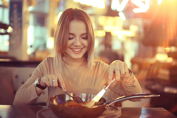 Restauracja Europejska Lunch Girl Piękne Nakrycie Stołu Młoda Modelka Pozowanie — Zdjęcie stockowe