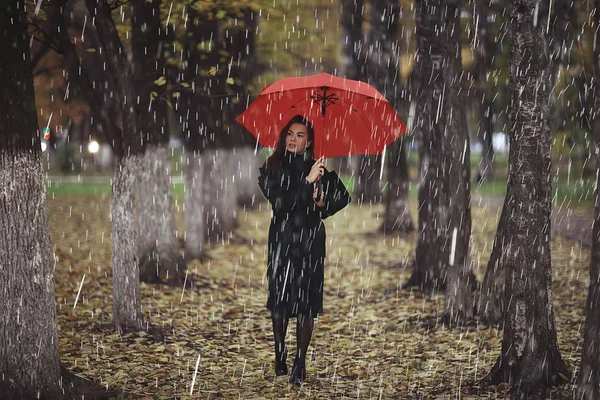 十月走在雨中 一个年轻女子带着红色的雨伞在秋天的城市公园里 秋天的样子 — 图库照片