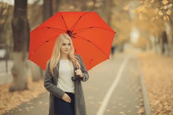 Herfst Look Zonnige Dag Een Jong Meisje Met Een Paraplu — Stockfoto