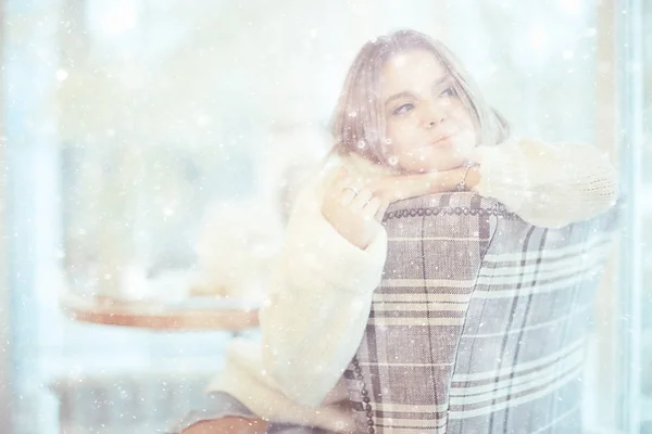 Kar Yağışlı Noel Atmosferi Romantizmi Güzel Genç Bir Sarışının Portresi — Stok fotoğraf