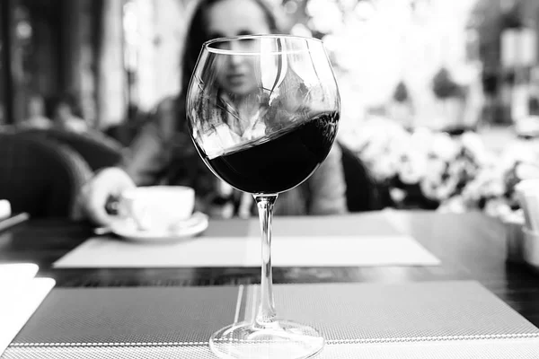Wanita Restoran Mediterranean Makanan Anggur Jalan Kafe Eropa Segelas Anggur — Stok Foto