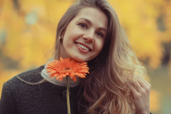 Retrato Otoño Una Hermosa Rubia Con Una Flor Modelo Plantea — Foto de Stock