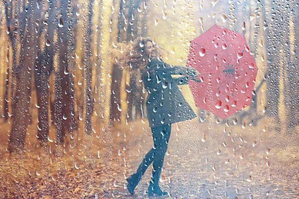 秋天的雨女 美丽的模特儿在一个城市公园里 秋天的暖色调 秋天的天气概念 — 图库照片