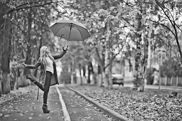 Ragazza Con Ombrello Posa Nel Parco Autunnale Ottobre Paesaggio Donna — Foto Stock