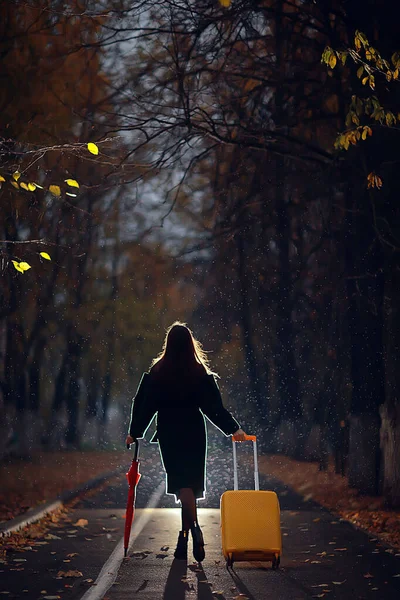 Noite Menina Está Andando Com Guarda Chuva Uma Mala Parque — Fotografia de Stock