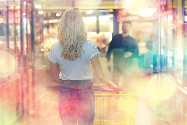 Chica Mercado Modelo Adulto Joven Posando Mercado Tienda Con Compras — Foto de Stock