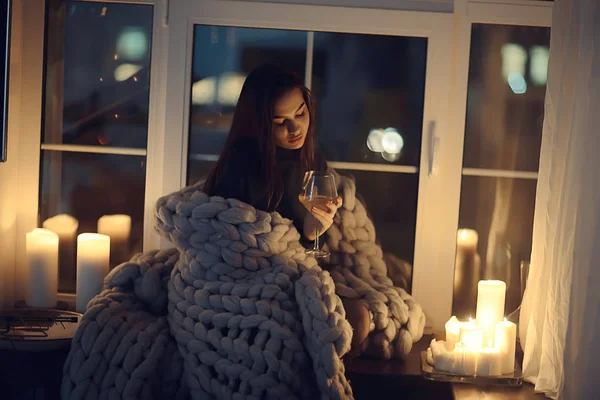 Flicka Sitter Filt Vid Fönstret Ljus Natt Ensamhet Ung Ensam — Stockfoto