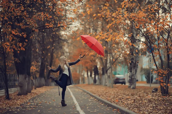 Mädchen Mit Rotem Regenschirm Fliegt Auf Regenschirm Springt Und Amüsiert — Stockfoto