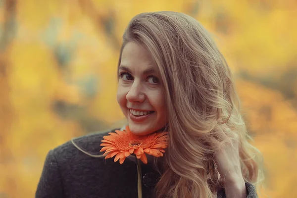 Portrait Automne Une Belle Blonde Une Fleur Modèle Pose Sourire — Photo