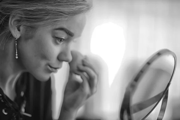 Gadis Makeup Rumah Oleh Cermin Model Muda Pirang Wajah Kosmetik — Stok Foto