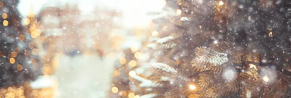 Fondo Borroso Árbol Navidad Exterior Fondo Nieve Decorado Año Nuevo —  Fotos de Stock