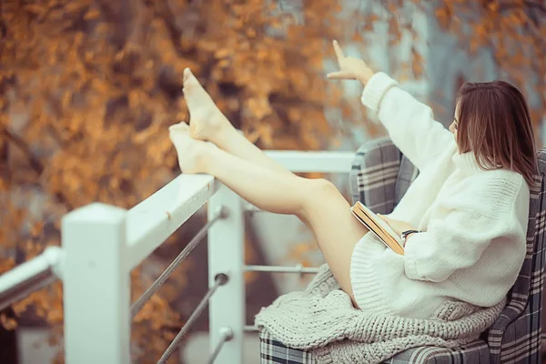 Ragazza Maglione Maglia Legge Libro Sulla Veranda Del Parco Concetto — Foto Stock