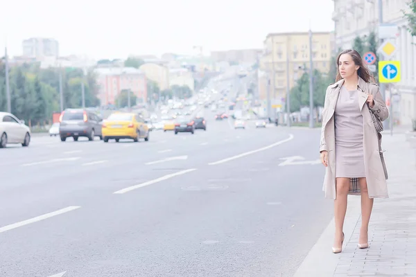 Business Lady Στέκεται Δρόμο Αυτοκίνητα Κυκλοφορία Αστικό Στυλ Ταξίδια Στην — Φωτογραφία Αρχείου