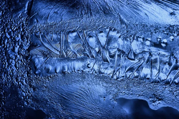 青い氷のガラスの背景ガラスに氷の表面の抽象的な質感凍った季節の水 — ストック写真