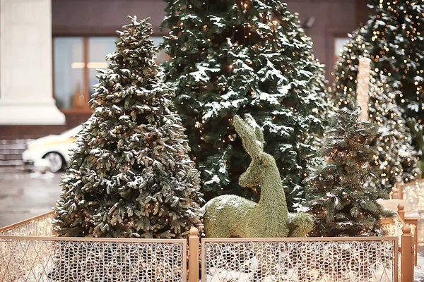 莫斯科的圣诞装饰 街上的圣诞树 12月的雪 新年的季节 — 图库照片