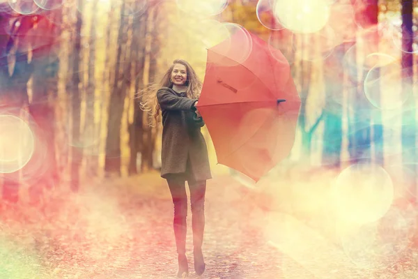 Jeune Femme Dansant Dans Parc Automne Avec Parapluie Filant Tenant — Photo