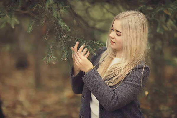 머리를 아름다운 아가씨 가을의 — 스톡 사진