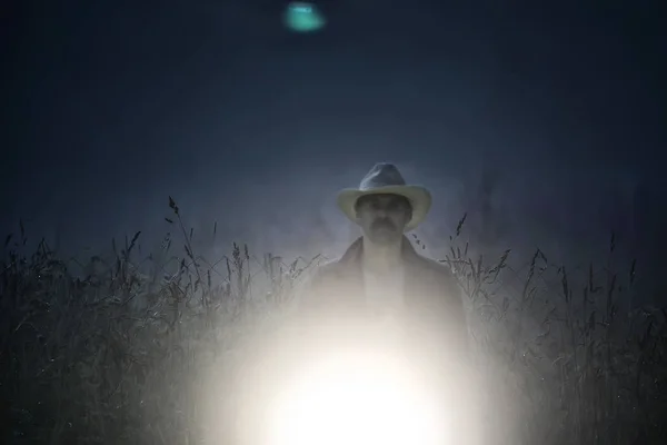 Horror Niebla Hombre Con Una Linterna Campo Vacaciones Halloween Paisaje — Foto de Stock