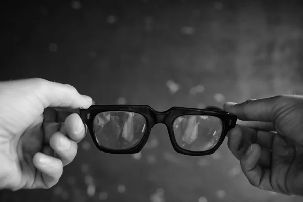 Szemüveg Látás Koncepció Férfi Tartja Szemüveg Kezében — Stock Fotó