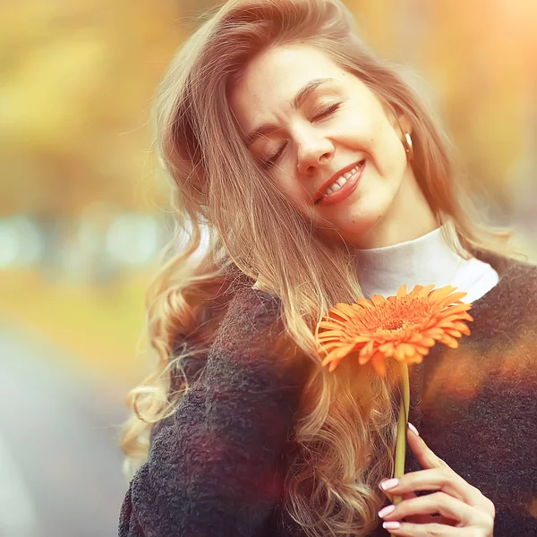 Outono Retrato Uma Bela Loira Com Uma Flor Modelo Apresenta — Fotografia de Stock