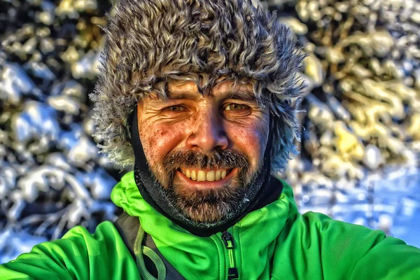 Kış Gezgini Aktivitesi Kulaklıklı Kürk Şapkalı Bir Adam Kışın Takip — Stok fotoğraf