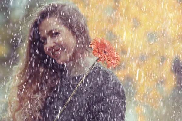 Женщина Осенний Дождь Красивая Модель Дождём Городском Парке Осенние Теплые — стоковое фото
