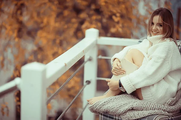 Chica Con Libro Mirada Otoño Estudiante Aprendizaje Lee Árboles Amarillos — Foto de Stock