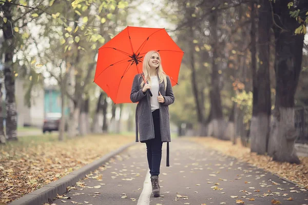 秋の公園に傘を差した少女10月の風景孤独な女が赤い傘を持って — ストック写真