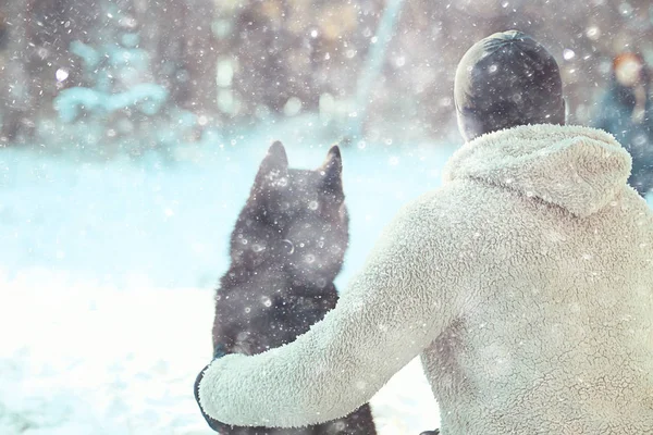 Mann Und Hund Sitzen Mit Dem Rücken Zum Rahmen Das — Stockfoto