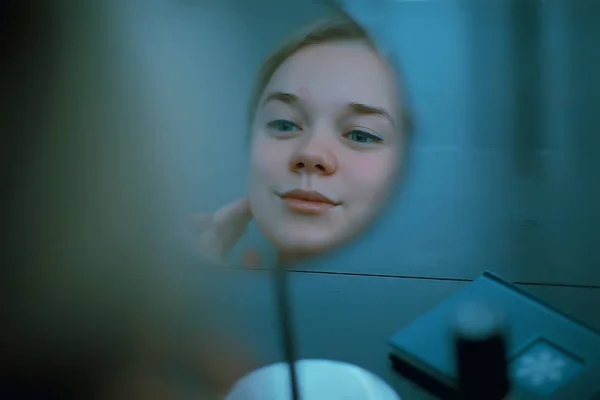 Sminkflicka Hemma Vid Spegeln Ung Blond Vuxen Modell Ansikte Kosmetika — Stockfoto