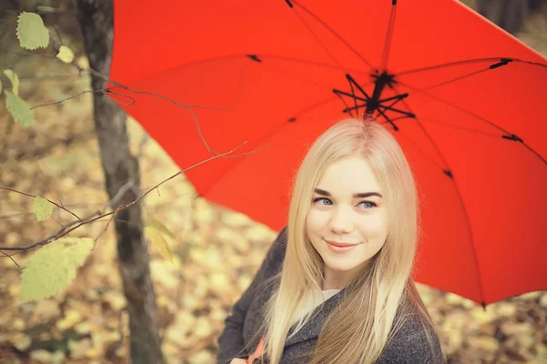 Fille Avec Parapluie Posant Dans Parc Automne Octobre Paysage Femme — Photo