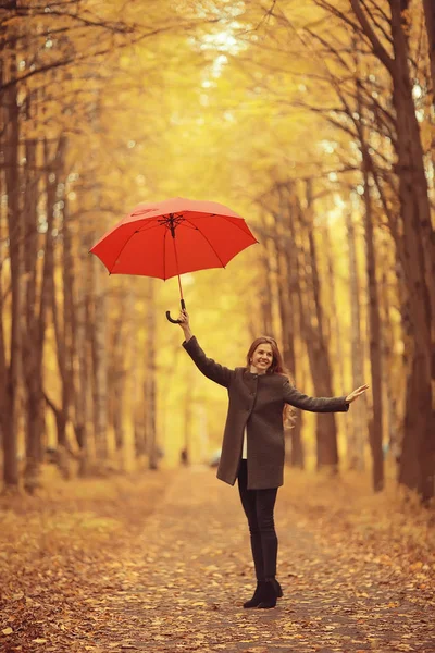 Junge Frau Tanzt Einem Herbstpark Mit Einem Regenschirm Dreht Sich — Stockfoto