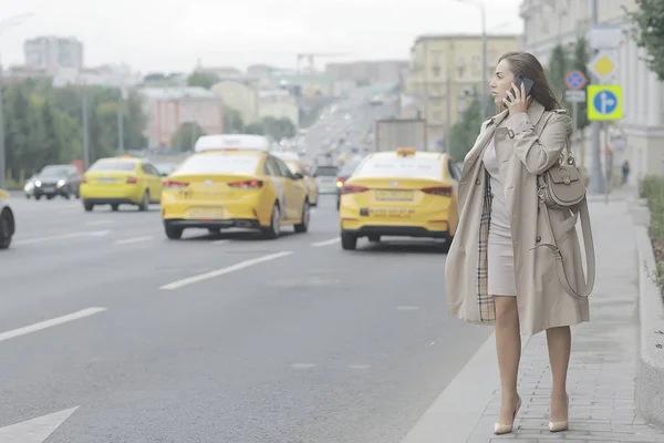 Business Lady Stands Road Cars Traffic Urban Style Travel City — Stock Photo, Image