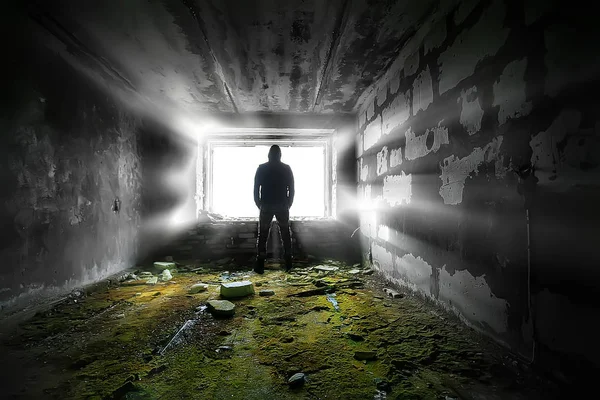 Człowiek Tle Okna Zrujnowanym Domu Horror Koncepcja Strachu Prześladowca Promieniowania — Zdjęcie stockowe