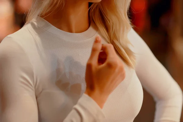 Dívka Bílém Svetru Rolák Modelka Pózuje Obchodě Oblečením Bavlněný Svetr — Stock fotografie