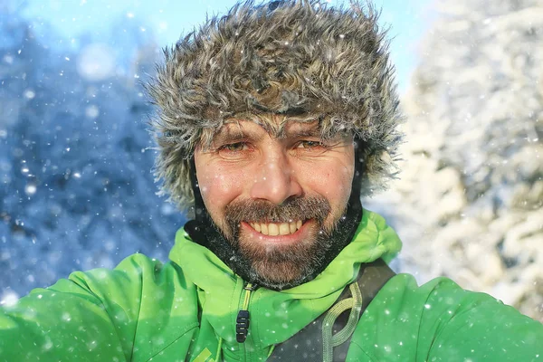 Attività Viaggiatore Invernale Uomo Con Cappello Pelliccia Con Paraorecchie Monitoraggio — Foto Stock