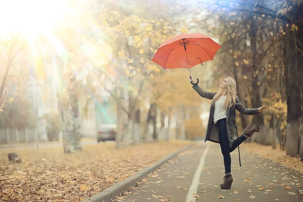 Outono Olhar Dia Ensolarado Uma Jovem Com Guarda Chuva Caminha — Fotografia de Stock