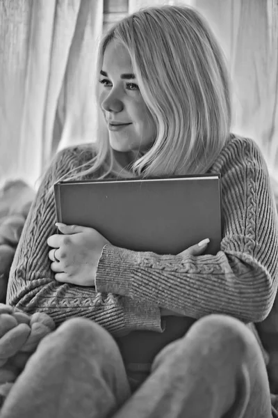 Tricotado Xadrez Janela Menina Lendo Livro Jovem Mulher Lendo Casa — Fotografia de Stock