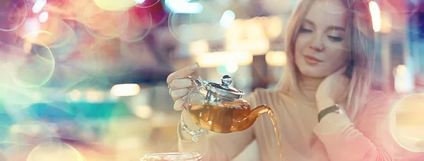 Młoda Modelka Pije Herbatę Kawiarni Nakrycie Stołu Koncepcyjnego Wakacje — Zdjęcie stockowe
