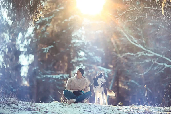 Man Met Een Hond Wandelingen Het Winterbos Zonnig Kerstlandschap Vrienden — Stockfoto