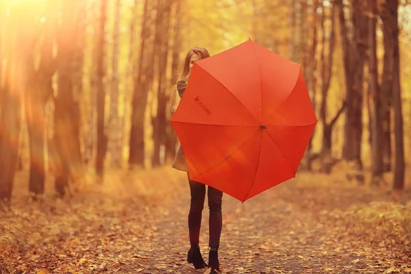 Jonge Vrouw Dansen Een Herfst Park Met Een Paraplu Spinnen — Stockfoto